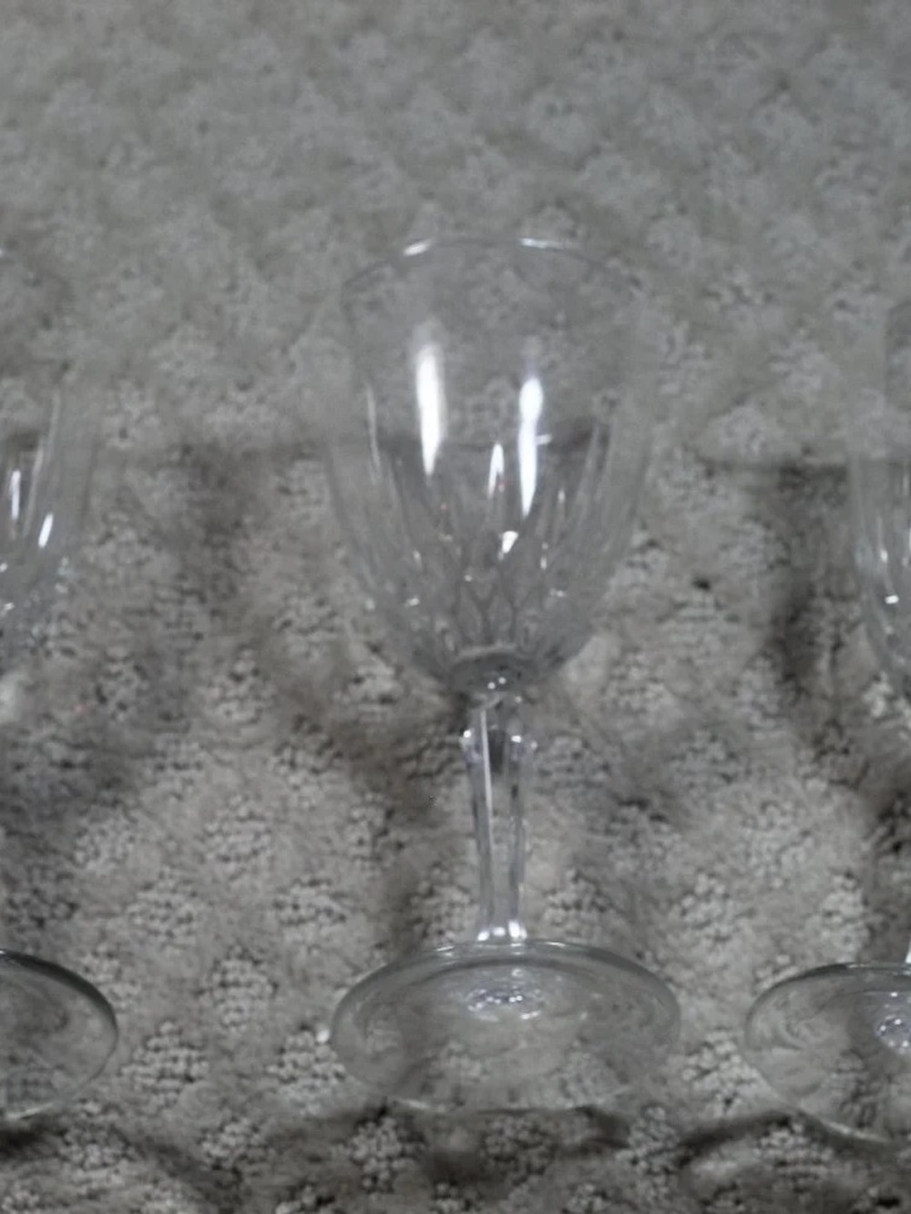 Elegant Clear Cut-Pattern Wine Glass - Clear